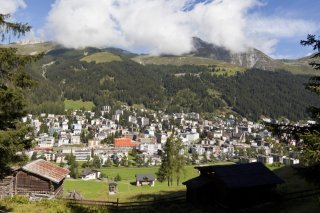 La ville de vacances de Davos est appréciée des hôtes de religion juive. Des incidents antisémites se produisent sporadiquement. (archives) KEYSTONE/ARNO BALZARINI